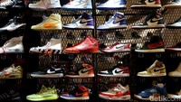 Sneakerpeak Kemang kembali hadir menampilkan sejumlah sneakers keren di Lippo Mall Kemang, Jakarta, Jumat (19/4/2019).