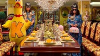 Keseruan gaya mereka bisa diintip di Instagram peepy_and_mother_lee dengan lebih dari 128.000 followers. Saat mau makan malam saja, outfit mereka tetap cetar lho! Foto: Instagram peepy_and_mother_lee