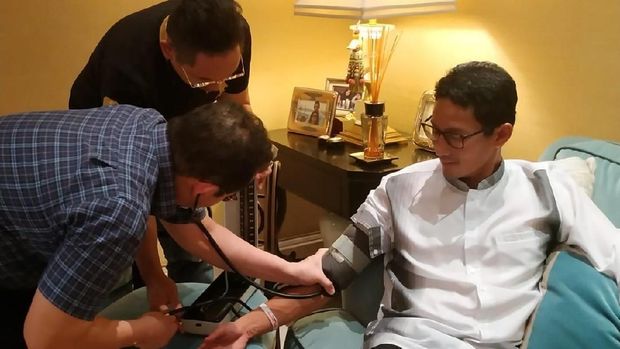 Sandiaga Uno diperiksa dokter.