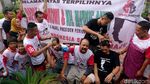 Yakin Menang, Relawan Jokowi di Banten Cukur Gundul dan Saweran