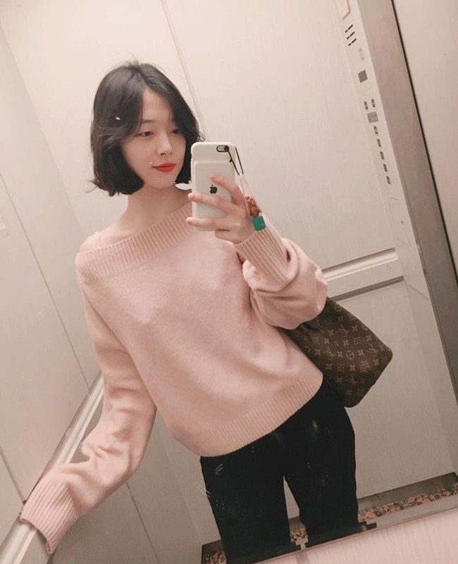 Ia dikritik karena terlihat tidak memakai bra. Namun Sulli tidak memberikan penjelasan apakah dia memang tidak memakai bra atau karena efek angle foto saja. Foto: Dok. Instagram Sulli