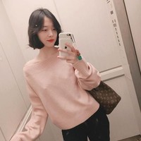 Ia dikritik karena terlihat tidak memakai bra. Namun Sulli tidak memberikan penjelasan apakah dia memang tidak memakai bra atau karena efek angle foto saja. Foto: Dok. Instagram Sulli