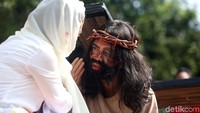 Prosesi Jalan Salib digelar untuk meneladani kisah sengsara Yesus.