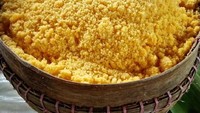 Biji  jagung yang dikeringkan dan ditumbuk ini dinikmati sebagai pengganti nasi yang kaya serat. Ada yg kuning dan ada yang putih. Tergantung jenis biji jagungnya. Foto : Instagram @sanggarguna