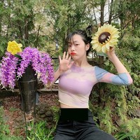  Berpose dengan bunga matahari, Sulli tampak membuka kancing celananya dan melipatnya hingga makin memperlihatkan perutnya. Aksi tersebut ternyata membuat netizen meradang. Ia dianggap telah memperlihatkan pose yang provokatif. Foto: Dok. Instagram Sulli