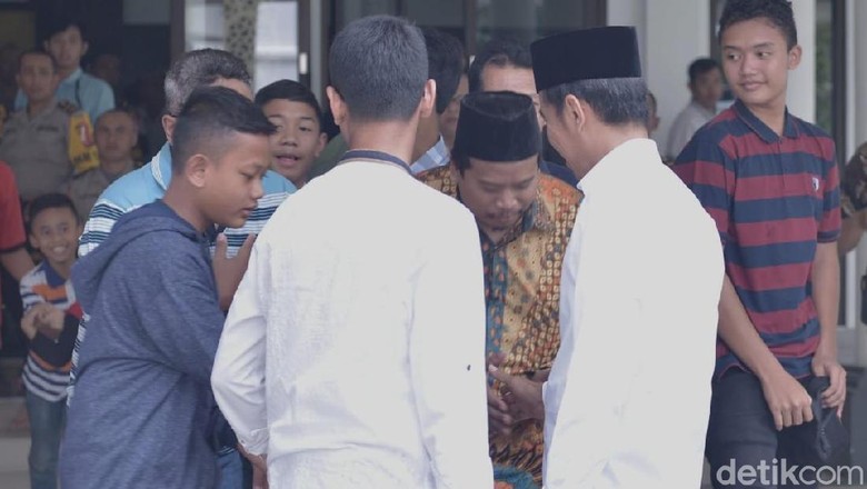 Usai Salat Jumat, Jokowi Sapa Warga di Masjid Istana Bogor Usai Salat Jumat, Jokowi Sapa Warga di Masjid Istana Bogor