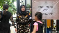 Bersama dengan rekan-rekan dari Ormas GP Ansor lainnya, Vinny turut serta menjaga keamanan di sekitar Gereja Katedral Jakarta selama berlangsungnya Misa Jumat Agung.