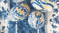 Telur ayam yang dihias dengan cat warna biru ini mengusung tema bohemian. Aplikasi garis dan titik membuatnya tampil simpel dan vintage.  Foto: Istimewa