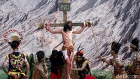 Prosesi Jalan Salib mengisahkan derita Yesus saat penyaliban di Bukit Golgota.