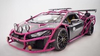 Pada modifikasi yang ketiga kalinya ini, Choi melakukan ubahan radikal di mobilnya. Contoh di bagian mesin sudah dibekali turbocharger besutan Sheepey Race. Sementara besi terali pink yang melingkar dari depan hingga belakang pakai merek RSR. Agar besi bisa dipasang, Choi mencopot bemper depan dan belakang. Foto: Pool (autoblog)