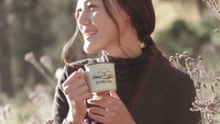 Suka travelling. Della beberapa kali pernah mendaki gunung. Dengan memegang gelas bertuliskan Semeru. Della tampak menikmati secangkir kopi untuk hangatkan tubuh. Foto: Instagram@delladartyan