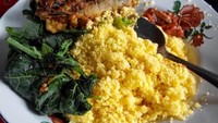 Dari Semarang ada nasi jagung, lalap sayur plus sambal dan ikan asin. Sedap! Foto : Instagram @jne_semarng
