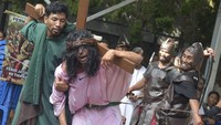 Umat Katolik memvisualisasikan penyaliban Yesus saat prosesi Tablo Kisah Sengsara Yesus Kristus di Gereja Santo Fransiskus Xaverius, Kuta, Bali, Jumat (19/4/2019). Prosesi yang dilakukan untuk memperingati wafatnya Yesus atau Isa Almasih tersebut menggambarkan kesengsaraan yang dialami Yesus hingga wafat di kayu salib. Antara Foto/Fikri Yusuf.