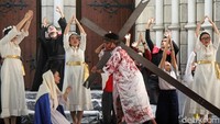 Sejumlah umat Katolik memperagakan memperagakan drama penyaliban Yesus pada Tablo Jalan Salib di Gereja Katedral, Jakarta, Jumat (19/4/2019).