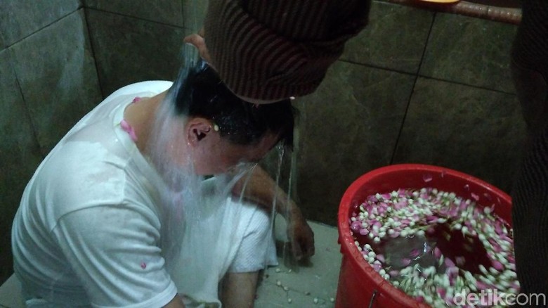 Pesimistis Lolos, Caleg Gerindra Mandi Kembang di Padepokan Anti Galau Pesimistis Lolos, Caleg Gerindra Mandi Kembang di Padepokan Anti Galau