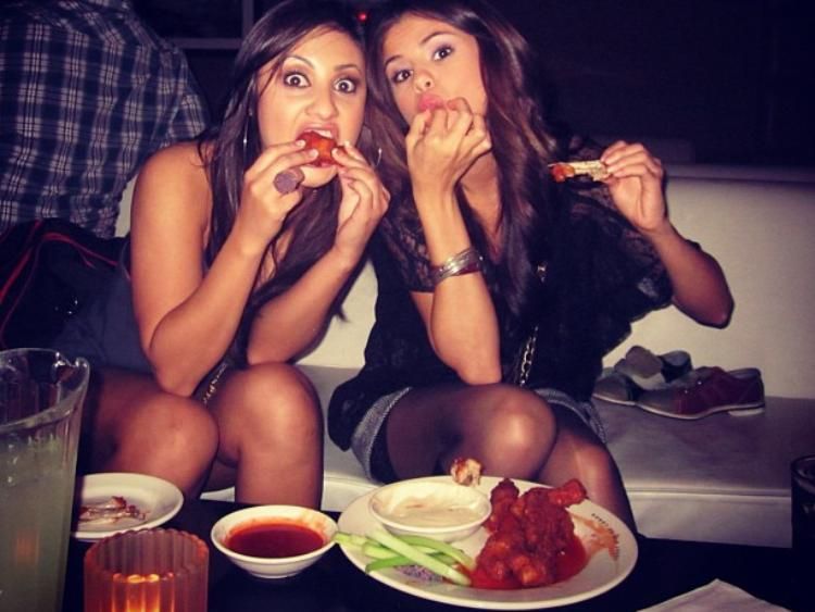 Hobi Makan Ayam Ini Potret Cantik Sahabat Selena Gomez, Francia Raisa