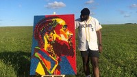 Nah ini dia sosok Caudio. Ia berpose di karyanya yang memuat wajah mendiang rapper Nipsey Hussle yang juga tewas ditembak orang misterius awal Maret lalu. Foto: Harold Caudio