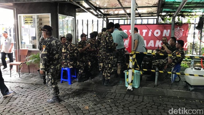 Polisi-GP Ansor Jaga Jumat Agung di Katedral Jakarta, Jemaat Khusyuk Ibadah Polisi-GP Ansor Jaga Jumat Agung di Katedral Jakarta, Jemaat Khusyuk Ibadah