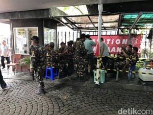 Polisi-GP Ansor Jaga Jumat Agung di Katedral Jakarta, Jemaat Khusyuk Ibadah