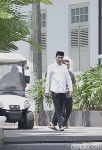 Usai Salat Jumat, Jokowi Sapa Warga di Masjid Istana Bogor