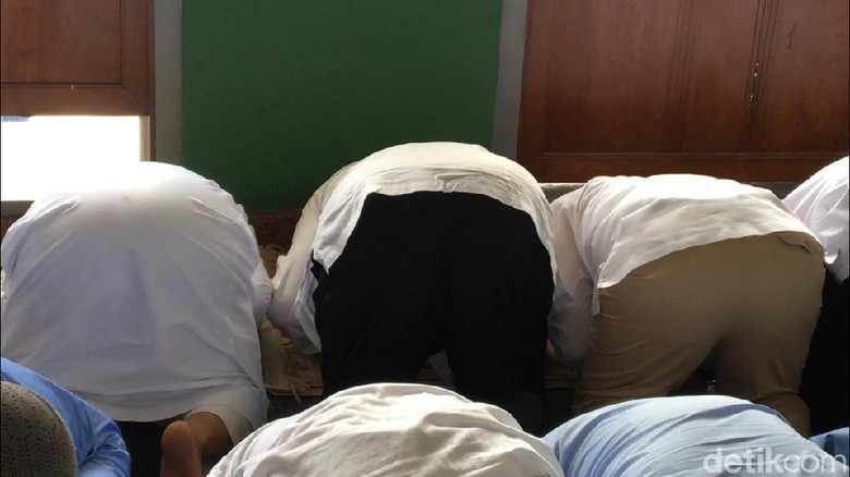 Prabowo Sujud Syukur di Masjid Al-Azhar, Jemaah Teriak Presiden Prabowo Sujud Syukur di Masjid Al-Azhar, Jemaah Teriak Presiden