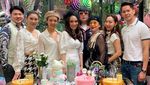 Gaya Kompak Duo Ibu Anak Fashionable dari Thailand Saat Makan