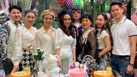 Datang ke acara ulang tahun pun, Peepy dan Mother Lee tetap kompak pakai kostum senada. Sang ibu justru terlihat awet muda dengan outfit pilihannya. Foto: Instagram peepy_and_mother_lee