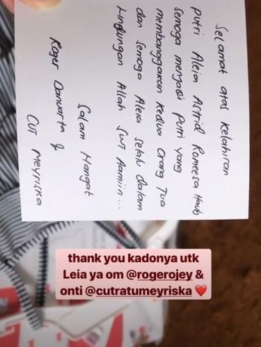 Kompak! Roger Danuarta dan Cut Meyriska Beri Kado untuk Anak Aryani Fitriana