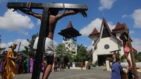 Prosesi yang menggambarkan kesengsaraan Yesus hingga wafatnya tersebut merupakan rangkaian perayaan Paskah. Antara Foto/Didik Suhartono.