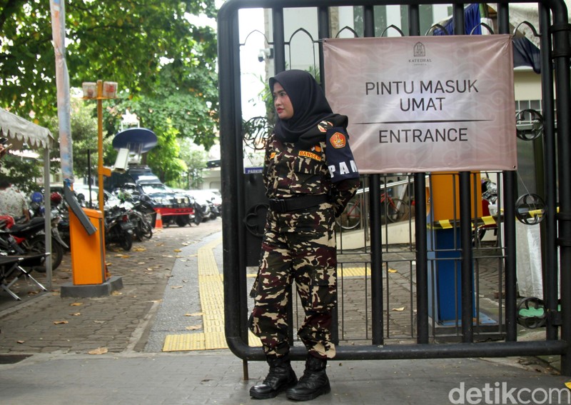 Sejumlah anggota ormas GP-Ansor bersiaga menjaga keamanan di sekitar Gereja Katedral Jakarta. Hal tersebut menjadi bentuk toleransi antar umat beragama.
