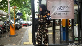 Anggota ormas GP-Ansor bersiaga menjaga keamanan di sekitar Gereja Katedral Jakarta. Foto: Rifkianto Nugroho