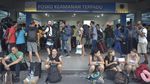 Potret Petugas Damkar Padamkan Api di Bandara Ngurah Rai Bali