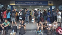 Para penumpang yang terdampak sudah dievakuasi ke tempat aman dari sekitar lokasi kejadian. Pool/Antara Foto/Fikri Yusuf.