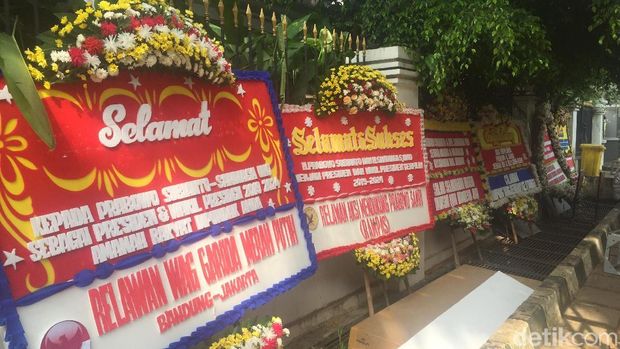  Beberapa karangan bunga di depan rumah Prabowo
