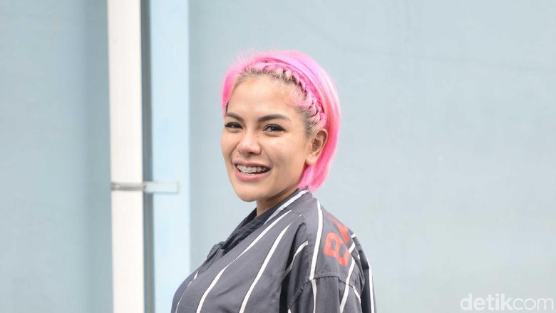 Nikita Mirzani akan Polisikan Netizen yang Hina Anak Perempuannya Nikita Mirzani akan Polisikan Netizen yang Hina Anak Perempuannya