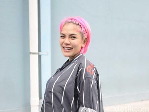 Ketawa Ngakak di Sidang Kriss Hatta, Nikita Mirzani Kenapa Sih?