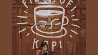 Mampir ke Jogja. Della tampak mengenakan baju hitam cokelat sambil duduk santai di Filosofi Kopi Jogja. Slurp! Tentu sambil menyeruput kopi kesukaannya. Foto: Instagram@delladartyan