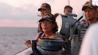Selama di atas KRI Usman Harun, Susi juga memotivasi para prajurit TNI AL yang bertugas di kapal untuk terus bekerja penuh semangat mewujudkan kedaulatan pengelolaan sumber daya kelautan dan perikanan. Dok. Kementerian Kelautan dan Perikanan