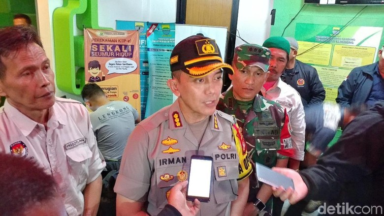 Aparat Gabungan Kawal Rekapitulasi Pemilu di Tingkat PPK Bandung Aparat Gabungan Kawal Rekapitulasi Pemilu di Tingkat PPK Bandung