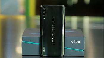 Di bagian belakang bodinya terdapat tulisan Monster Inside. Foto: Sina Mobile