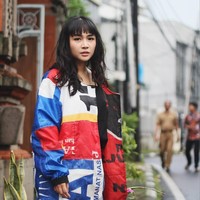 Saya merasakan keresahan ketika melihat bendera-bendera berlogo partai beken yang terpampang dan melukai pohon-pohon pinggir jalan raya, menutupi lampu jalan, menutupi jalur pejalan kaki dan lain sebagainya. Menaruh atribut kampanye seperti itu mengganggu fungsi fasilitas umum dan juga mengganggu estetika umum, ujar Tejet saat diwawancara Wolipop, Jumat (19/4/2019). Foto: Dok. Instagram @tejyet