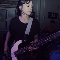 Cantik dan jago main alat musik, membuat sosok Fitry Wulantari mencuri perhatian publik. Wanita yang tinggal di Bandung ini dikenal sebagai bassist. Foto: Dok. Instagram Fitry Wulantari