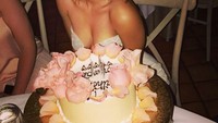 Meski sudah berusia 30 tahun, tapi Francia tetap tampil cantik dan menawan. Ia merayakan ulah tahunnya dengan kue cantik, bernuansa bunga dan hiasan kelopak bunga di setiap sisinya. Foto: Instagram @franciaraisa