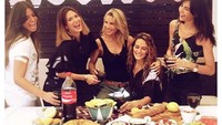 Ini jadi momen terbaik Elsa saat kumpul bareng teman-temannya. Ada banyak camilan hingga buah bahkan sebotol minuman bersoda.  Foto: Instagram elsapatakyconfidential