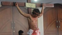 Visualisasi tersebut diadakan untuk menambah keimanan umat Katolik yang mengikuti ibadah Jumat Agung dalam rangkaian peringatan Paskah. Antara Foto/Ari Bowo Sucipto.