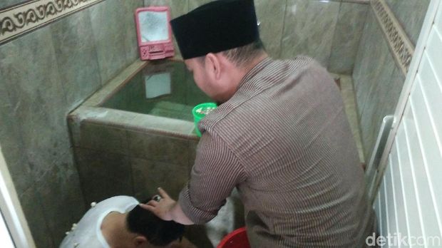 Keok Pileg, Caleg Gerindra Mandi Kembang di Padepokan Anti Galau