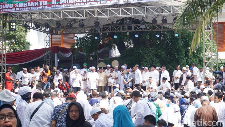 Prabowo Disambut Selawat di Panggung Syukuran, Sandi Belum Terlihat Prabowo Disambut Selawat di Panggung Syukuran, Sandi Belum Terlihat