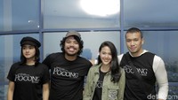 Bersama teman-temannya saat mengunjungi salah satu pusat berbelanjaan di Bogor untuk cinema visit. Foto: Ismail/detikHOT