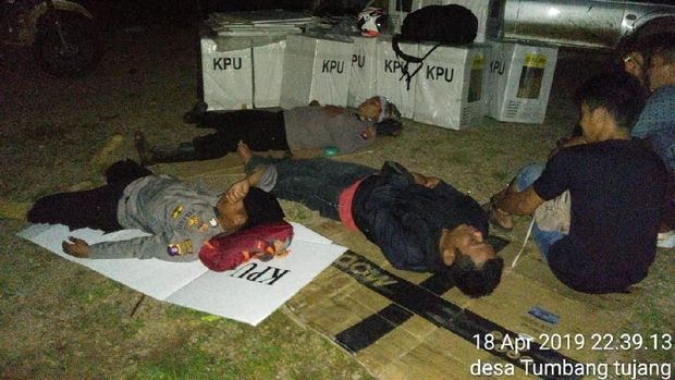 Petugas harus tidur dulu di jalan karena medannya sangat jauh.