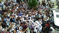 Banyak jemaah yang berebut menyalami Prabowo hingga masuk ke mobil dan meninggalkan lokasi.Foto: Lisye Sri Rahayu/detikcom